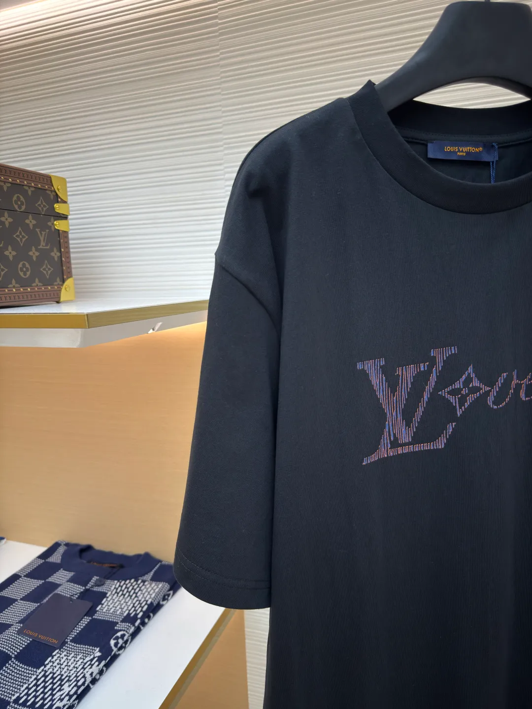 LOUIS VUITTON sequin letter short sleeves ●Authentic product: Purchased and developed by 8989 ●Item number: 1680196-A00 ●Fabric: single yarn compact fine cotton ●Technology: wool washed ●Version: fitted version ●Weight: about 310 grams ●Size: S-M-L-XL ●Description: Made of combed cotton fabric, 100% cotton, the fabric is custom-woven and dyed, the upper body is supple, and the sequined embroidered letters make the garments gorgeous, high-end, brand-element, colorful, and the first choice for contemporary young people. The heavy-duty sequin embroidery uses imported embroidery machines, YB has consistent positioning, and is three-dimensional and full! There are requirements for the machine, the sequins are tightly arranged and orderly, loose version, the same style for men and women!